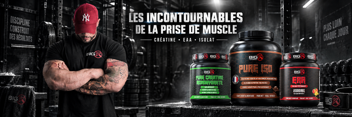 Les incontournables de la prise de muscle : Karim bras croisés avec créatine, EAA et isolat Big K dans une salle de musculation.