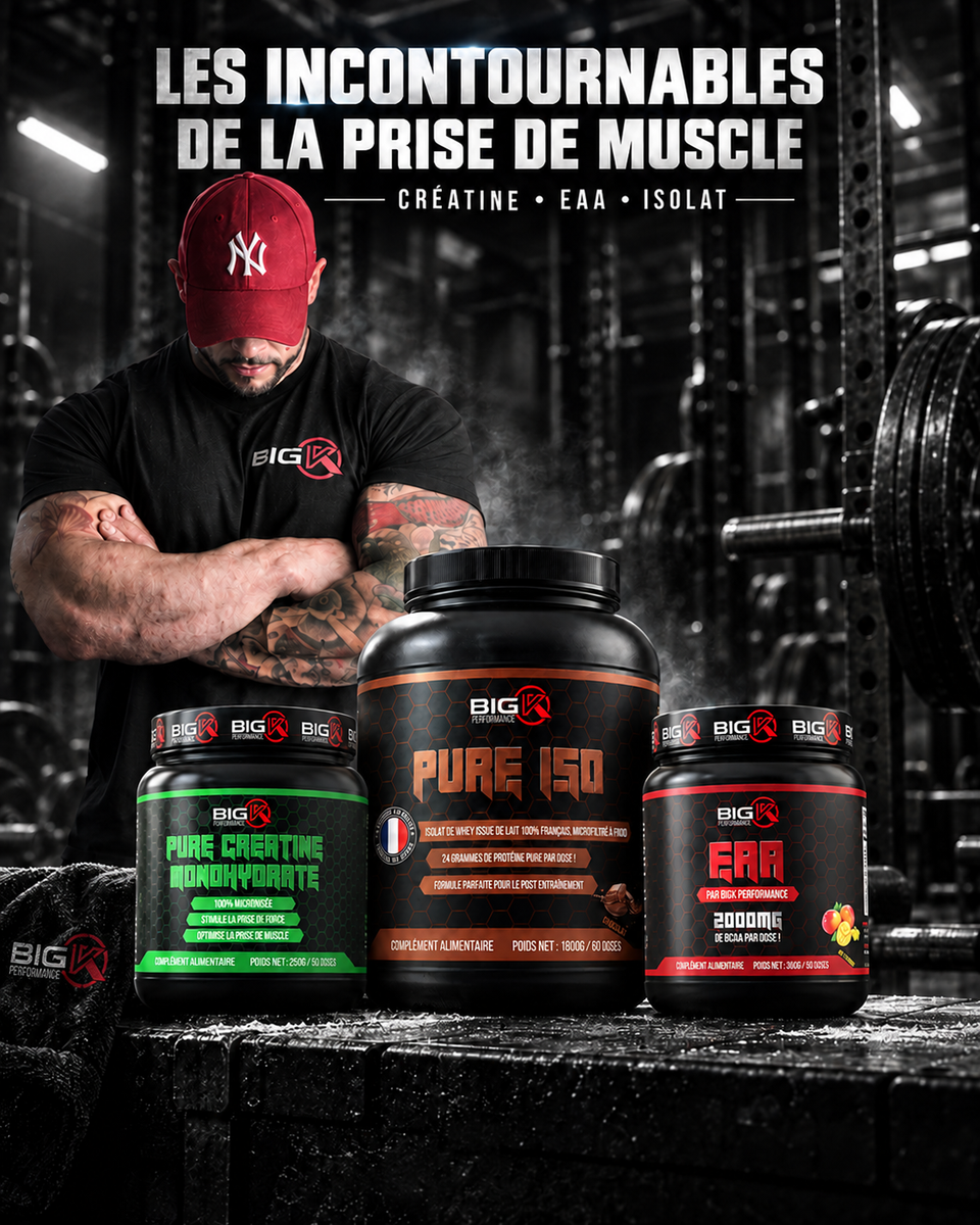 Les incontournables de la prise de muscle : Karim bras croisés avec créatine, EAA et isolat Big K dans une salle de musculation.